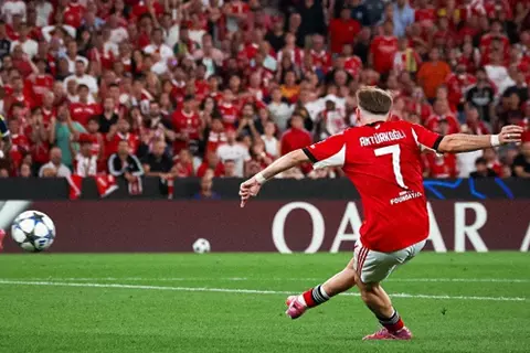 أمام أعين مورينيو.. بنفيكا يحصد بطاقة العبور إلى الدور الرئيسي بدوري أبطال أوروبا